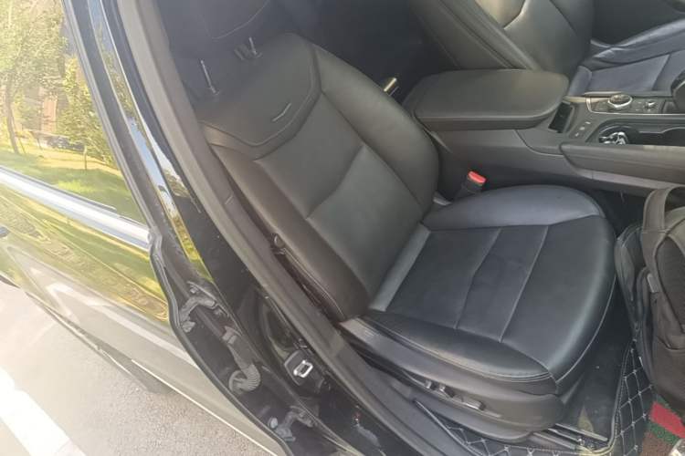 Used Cadillac XT5 2020 28T Luxury Version Right Front Seat