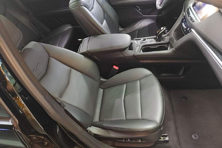 Used Cadillac XT5 2020 Revised Version 28T Luxury Edition Right Front Seat