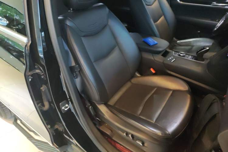 Used Cadillac XT5 2020 28T Luxury Version Right Front Seat
