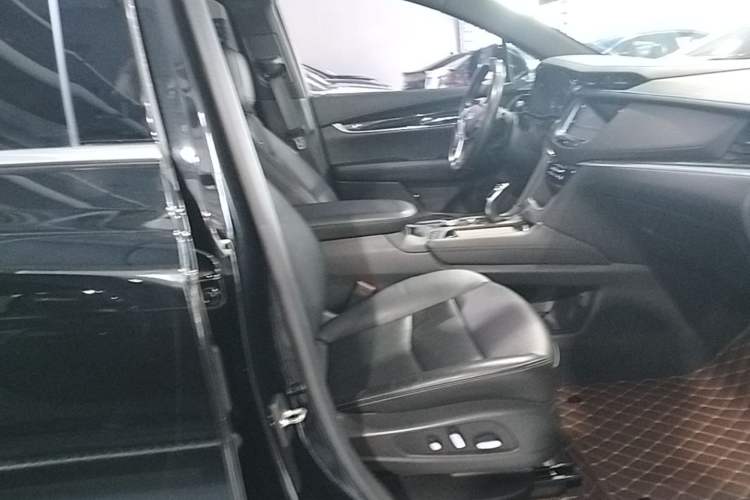 Used Cadillac XT5 2020 28T Luxury Version Right Front Seat
