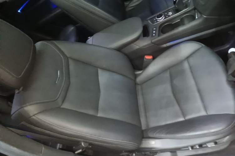 Used Cadillac XT5 2020 28T Luxury Version Right Front Seat