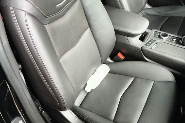 Used Cadillac XT5 2020 28T Luxury Version Right Front Seat