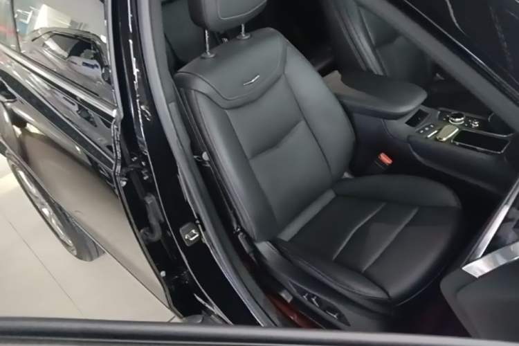 Used Cadillac XT5 2020 Revised Version 28T Luxury Edition Right Front Seat