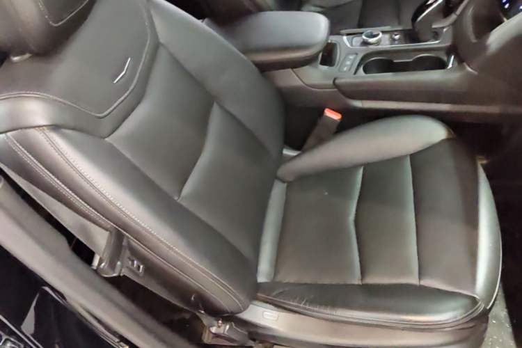 Used Cadillac XT5 2020 28T Luxury Version Right Front Seat
