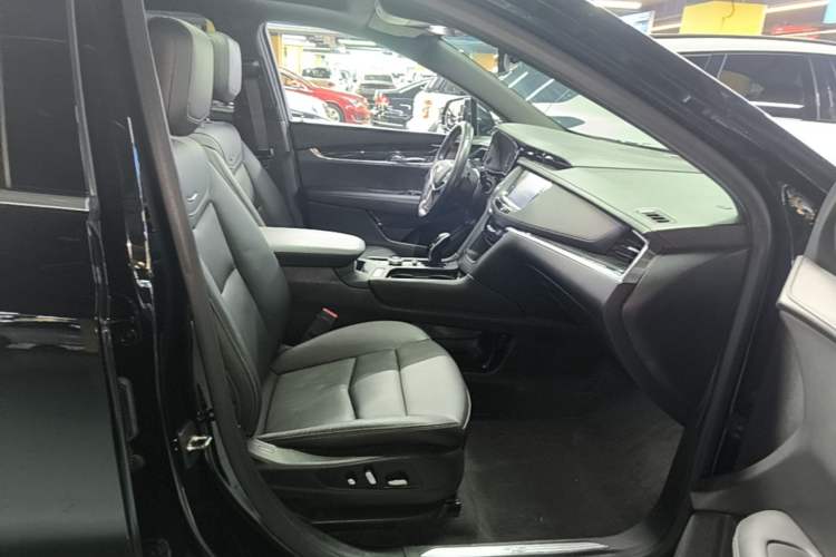 Used Cadillac XT5 2020 28T Luxury Version Right Front Seat