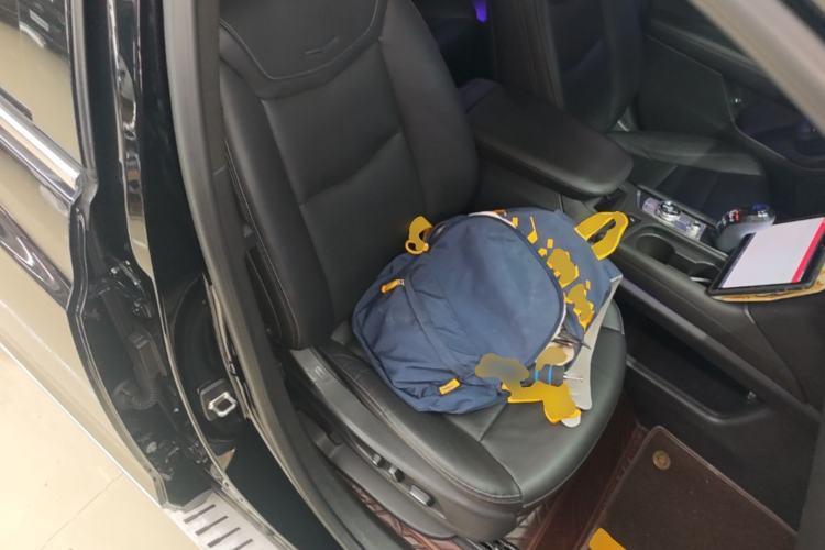 Used Cadillac XT5 2020 28T Luxury Version Right Front Seat
