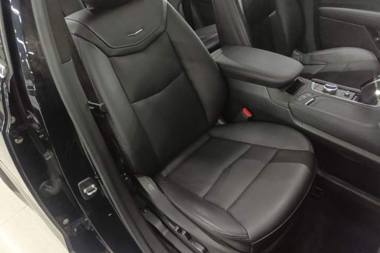 Used Cadillac XT5 2020 28T Luxury Version Right Front Seat