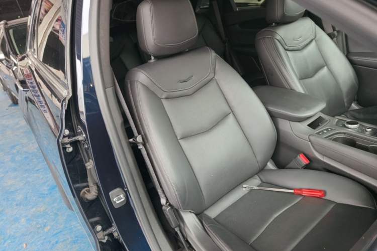 Used Cadillac XT5 2020 28T Luxury Version Right Front Seat