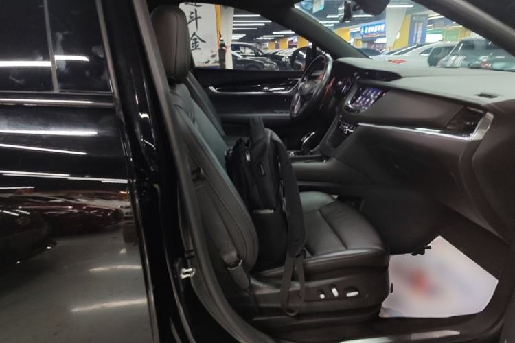 Used Cadillac XT5 2020 28T Luxury Version Right Front Seat
