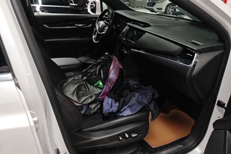 Used Cadillac XT5 2020 28T Luxury Version Right Front Seat