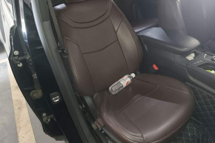 Used Cadillac XT5 2020 Revised Version 28T Luxury Edition Right Front Seat