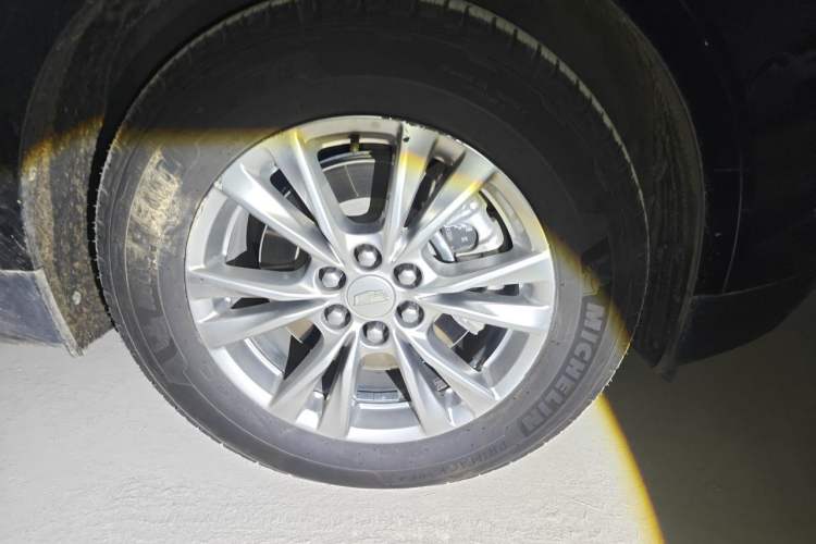 Used Cadillac XT5 2020 28T Luxury Version Right Front Wheel Hub