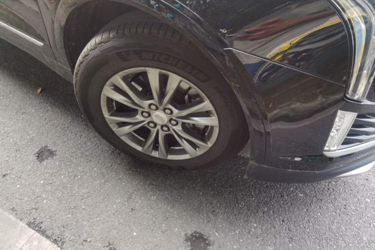 Used Cadillac XT5 2020 28T Luxury Version Right Front Wheel Hub