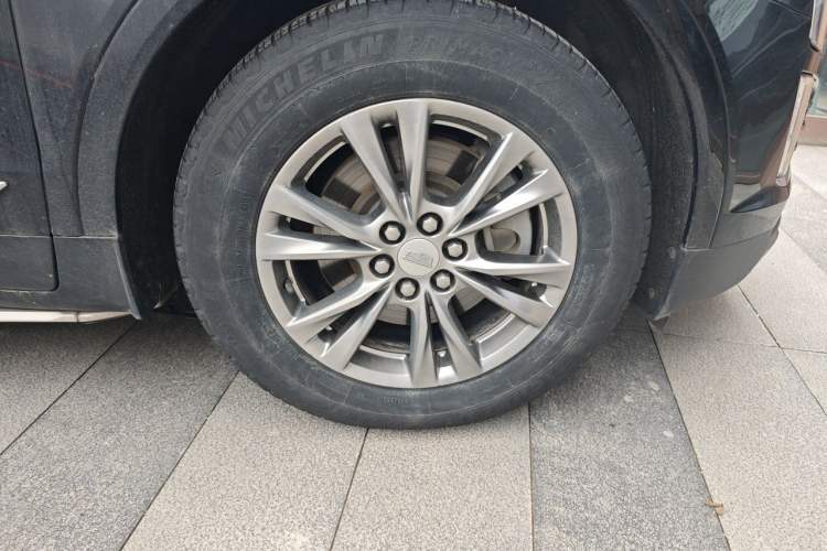 Used Cadillac XT5 2020 28T Luxury Version Right Front Wheel Hub