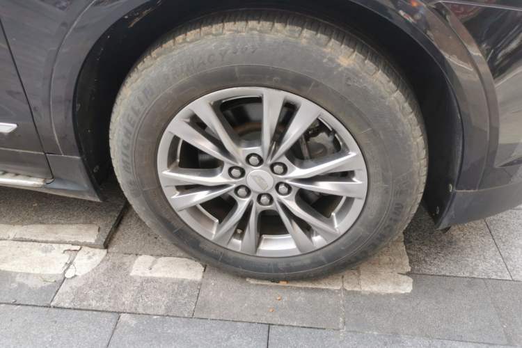Used Cadillac XT5 2020 28T Luxury Version Right Front Wheel Hub