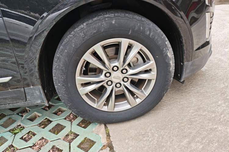 Used Cadillac XT5 2020 28T Luxury Version Right Front Wheel Hub