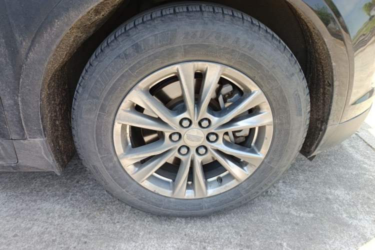 Used Cadillac XT5 2020 28T Luxury Version Right Front Wheel Hub