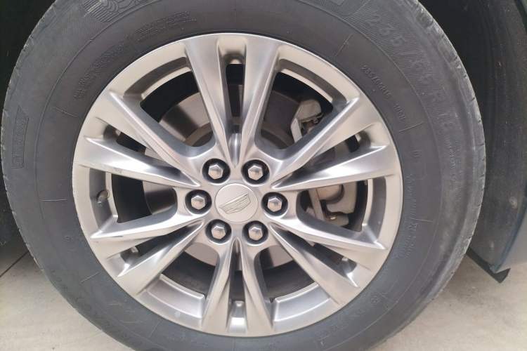 Used Cadillac XT5 2020 Revised Version 28T Luxury Edition Right Front Wheel Hub
