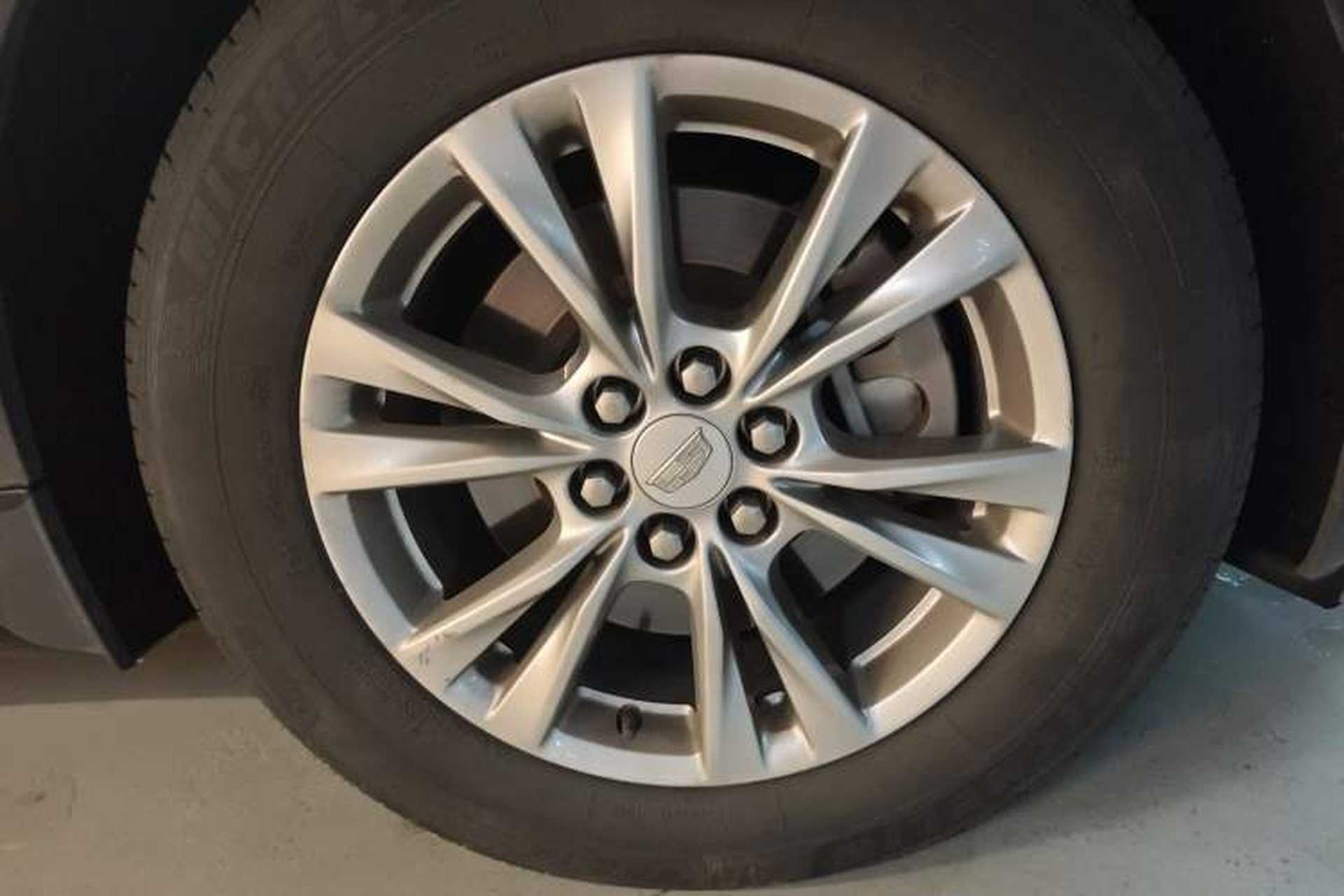 Used Cadillac XT5 2020 28T Luxury Version Right Front Wheel Hub