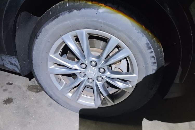 Used Cadillac XT5 2020 28T Luxury Version Right Front Wheel Hub