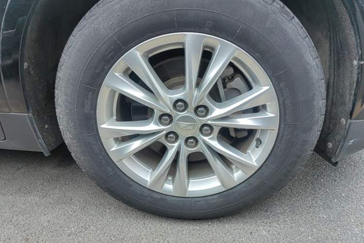 Used Cadillac XT5 2020 28T Tech Edition Right Front Wheel Hub