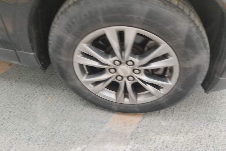 Used Cadillac XT5 2020 28T Luxury Version Right Front Wheel Hub