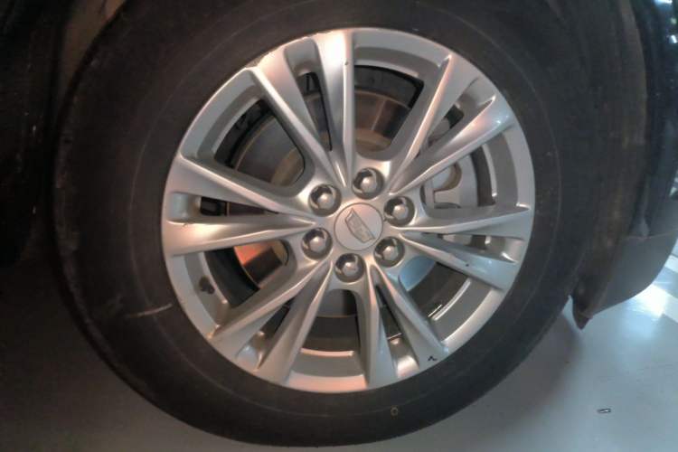 Used Cadillac XT5 2020 28T Four-Wheel Drive Tech Version Right Front Wheel Hub