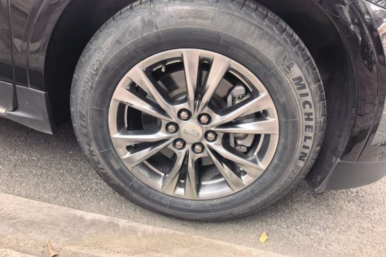 Used Cadillac XT5 2020 28T Luxury Version Right Front Wheel Hub