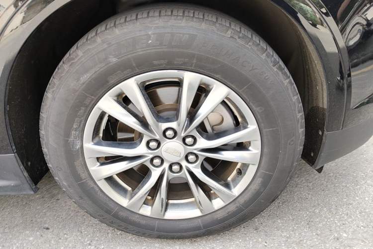 Used Cadillac XT5 2020 28T Luxury Version Right Front Wheel Hub