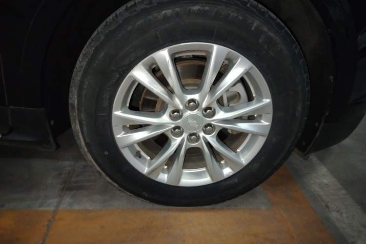 Used Cadillac XT5 2020 28T Tech Edition Right Front Wheel Hub