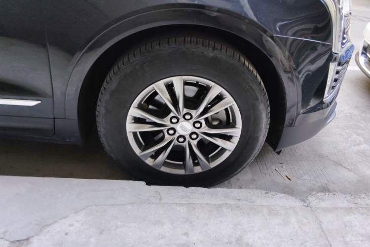 Used Cadillac XT5 2020 28T Luxury Version Right Front Wheel Hub