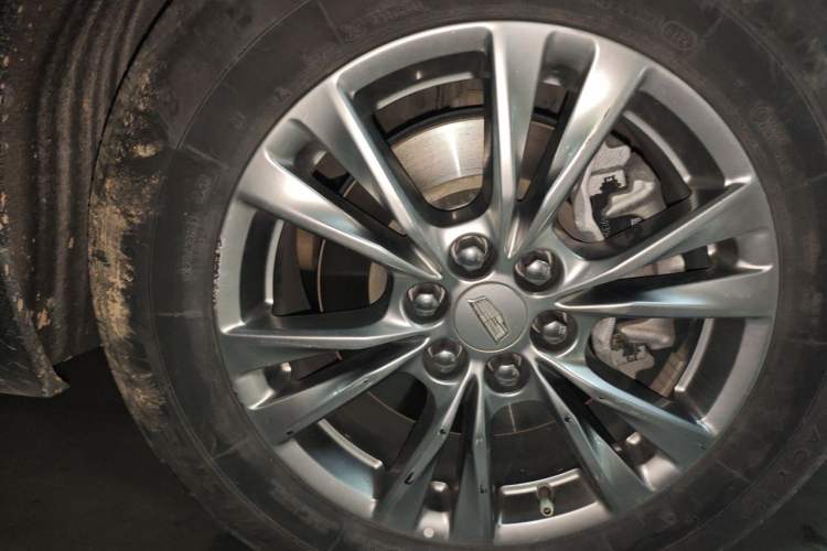 Used Cadillac XT5 2020 Revised Version 28T Luxury Edition Right Front Wheel Hub