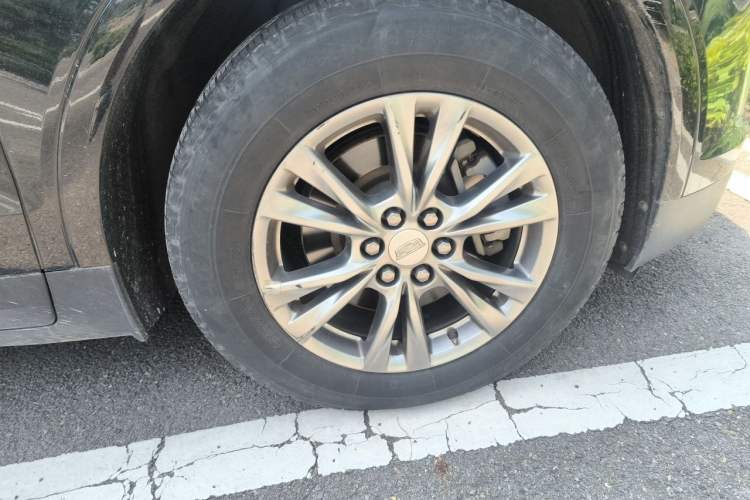 Used Cadillac XT5 2020 28T Four-Wheel Drive Luxury Version Right Front Wheel Hub