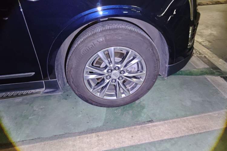 Used Cadillac XT5 2020 28T Luxury Version Right Front Wheel Hub