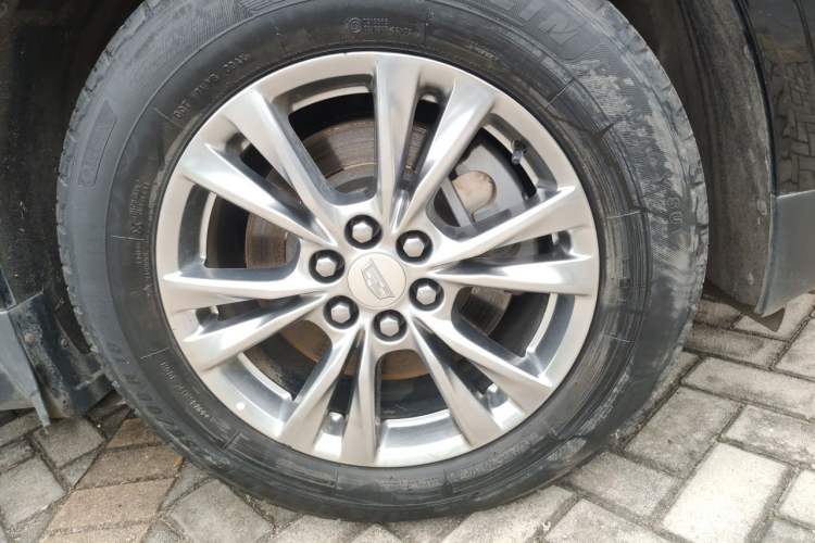 Used Cadillac XT5 2020 28T Luxury Version Right Front Wheel Hub