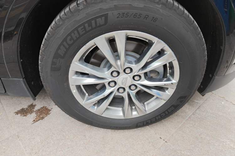 Used Cadillac XT5 2020 28T Luxury Version Right Front Wheel Hub