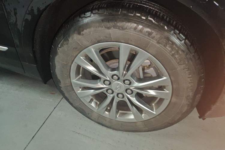 Used Cadillac XT5 2020 28T Luxury Version Right Front Wheel Hub