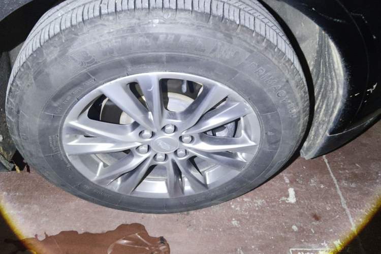 Used Cadillac XT5 2020 28T Luxury Version Right Front Wheel Hub