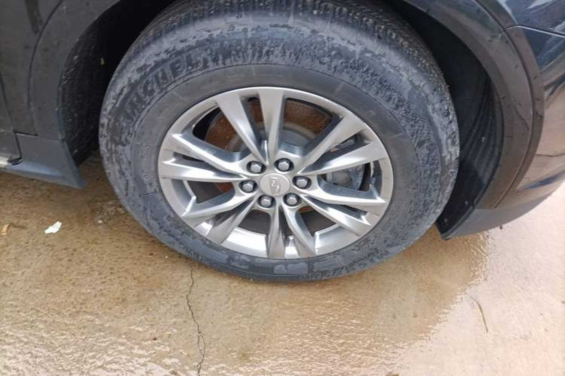 Used Cadillac XT5 2020 28T Luxury Version Right Front Wheel Hub