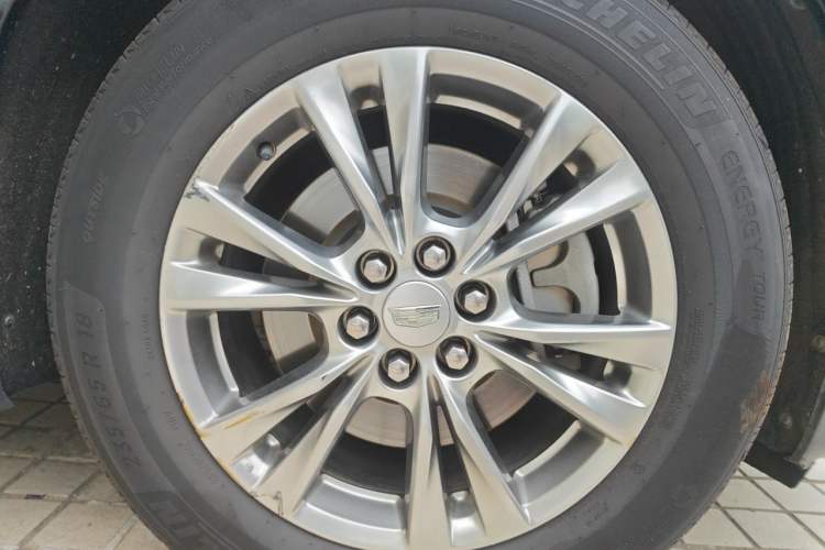Used Cadillac XT5 2020 28T Luxury Version Right Front Wheel Hub