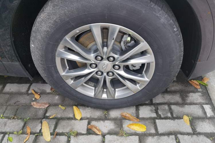 Used Cadillac XT5 2020 28T Four-Wheel Drive Luxury Version Right Front Wheel Hub