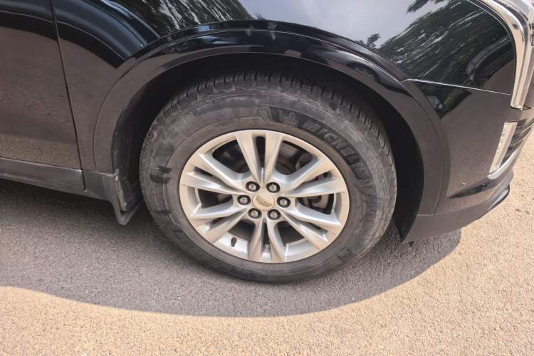 Used Cadillac XT5 2020 28T Tech Edition Right Front Wheel Hub