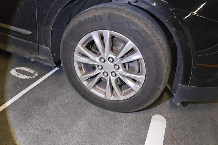 Used Cadillac XT5 2020 28T Luxury Version Right Front Wheel Hub