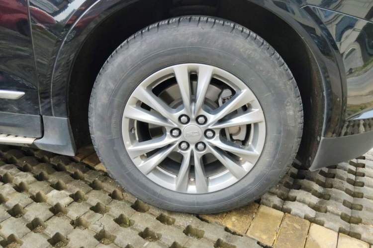 Used Cadillac XT5 2020 28T Luxury Version Right Front Wheel Hub