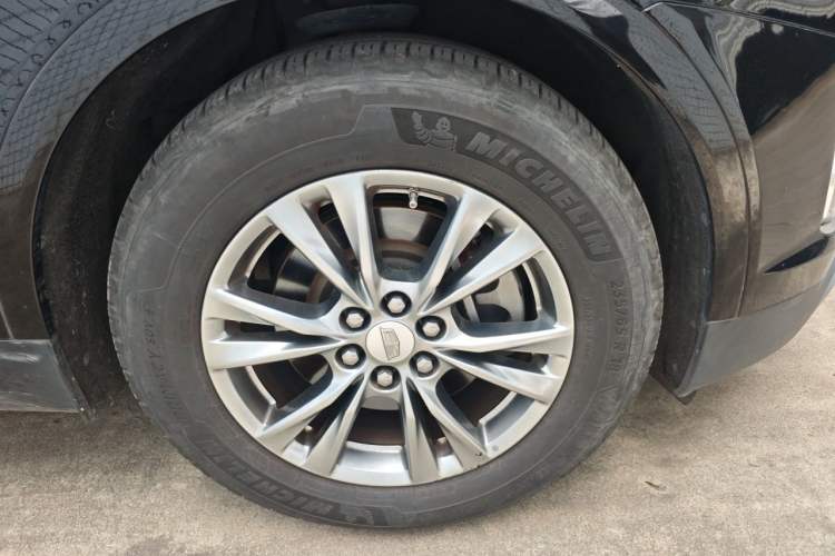 Used Cadillac XT5 2020 28T Luxury Version Right Front Wheel Hub