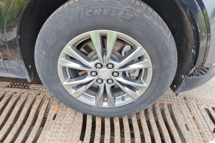 Used Cadillac XT5 2020 28T Luxury Version Right Front Wheel Hub