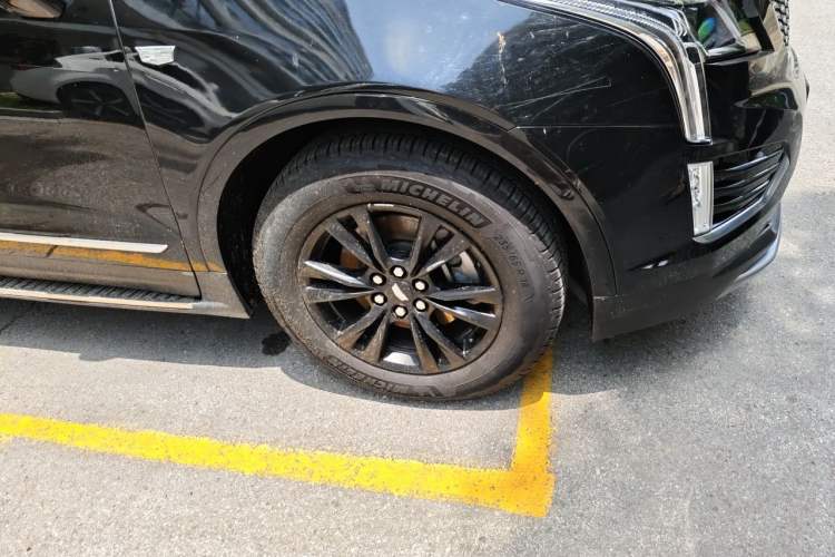 Used Cadillac XT5 2020 28T Luxury Version Right Front Wheel Hub