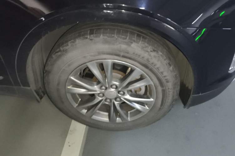 Used Cadillac XT5 2020 28T Luxury Version Right Front Wheel Hub
