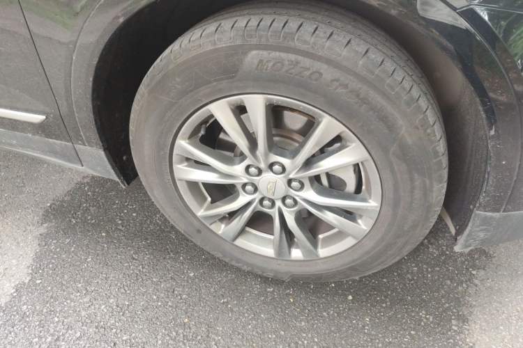 Used Cadillac XT5 2020 28T Luxury Version Right Front Wheel Hub
