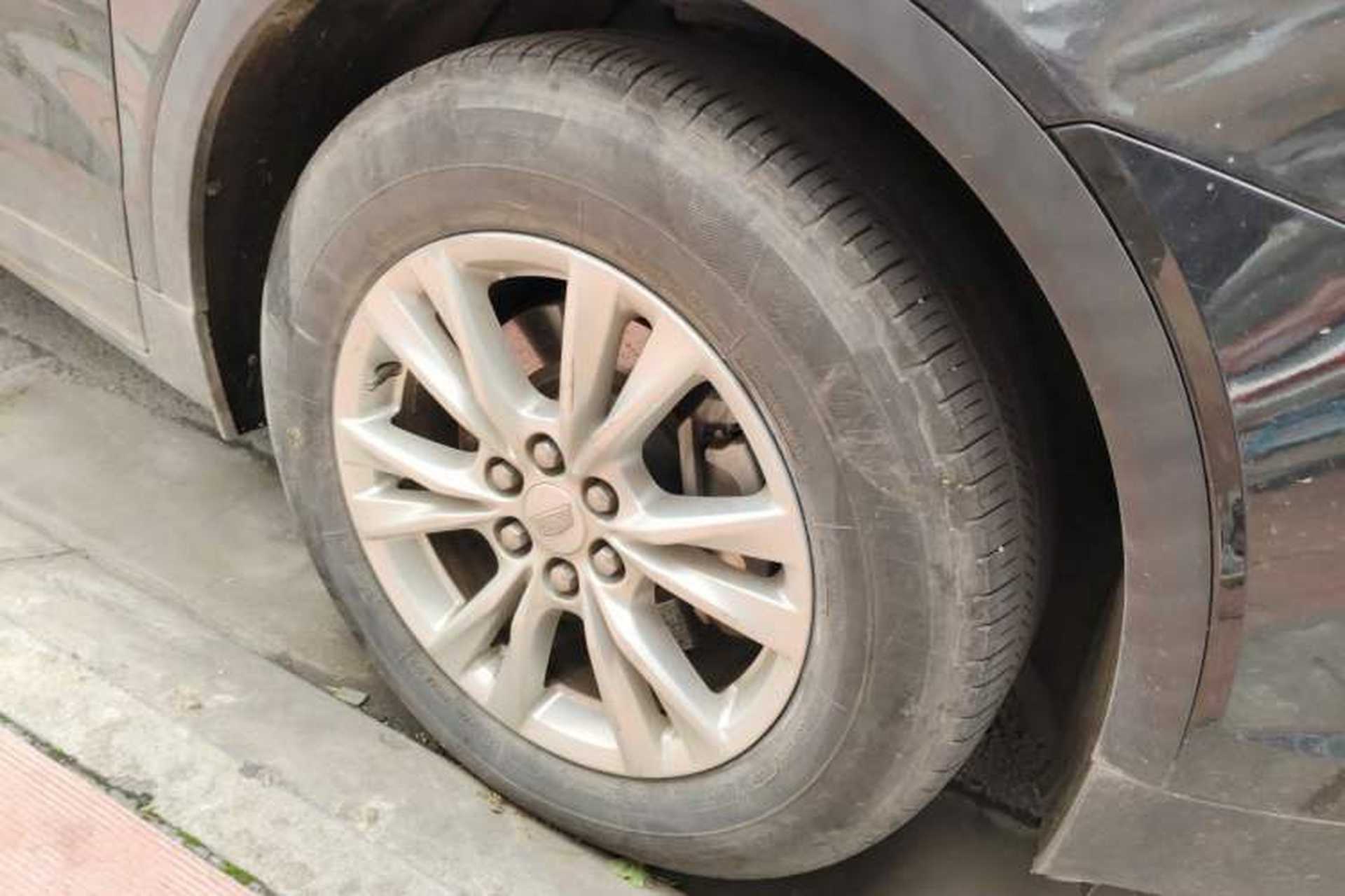 Used Cadillac XT5 2020 Revised Version 28T Tech Edition Right Front Wheel Hub